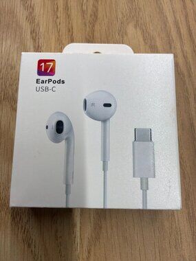 EarPods USB-C Wired Headphones Mic Remote NEW